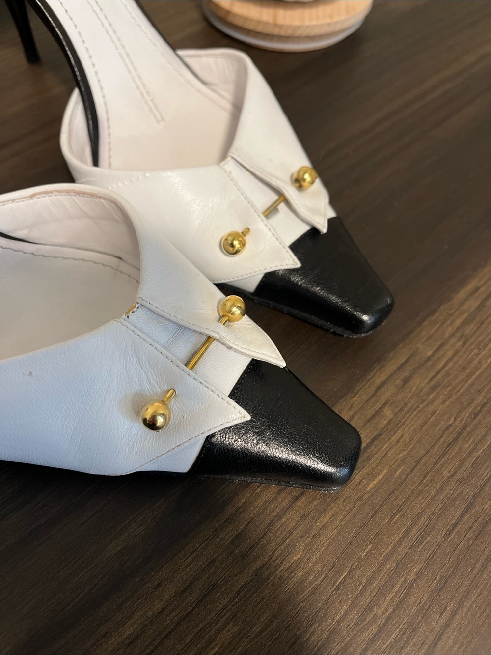 Vintage CHANEL - Two-Tone Pointed Heels in White and Black - Picture 2 of 8